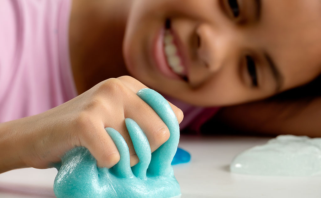 Come fare lo slime con la soluzione per le lenti a contatto